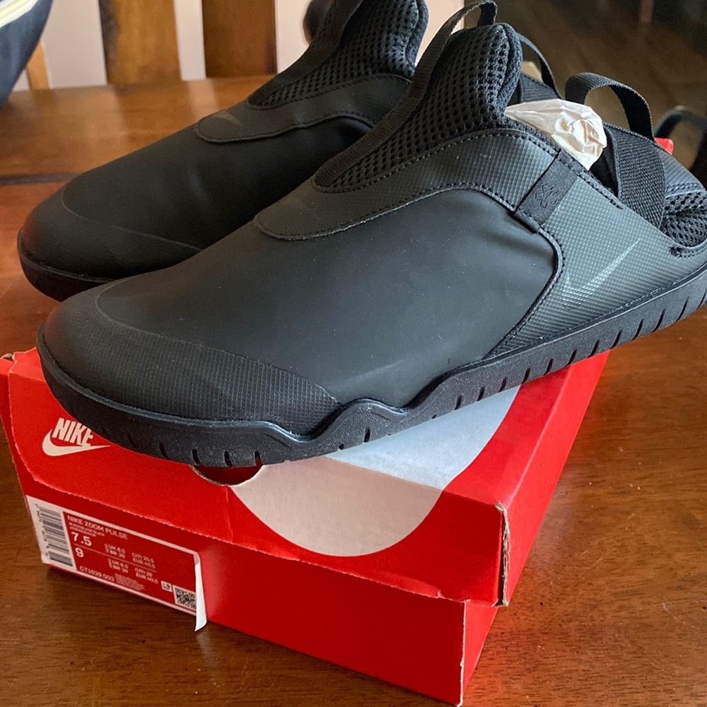 NEW. NEVER USED. NIKE ZOOM PULSE.